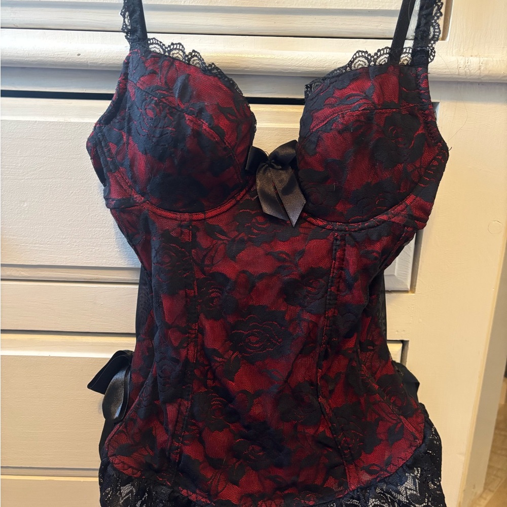 Vintage Y2K 2000s Corset in Red and Black Lace